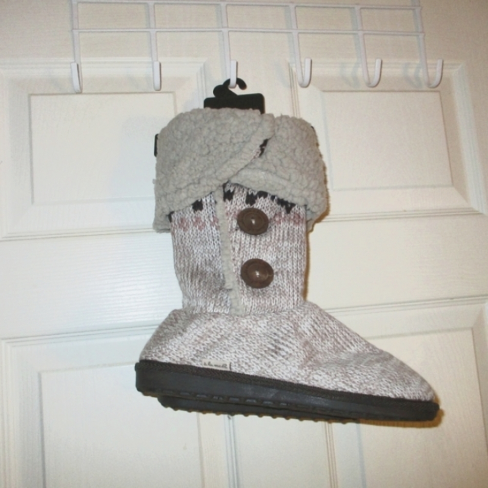 Muk Luks Side Button A La Mode Sweater Luosto Patterns Fleeced Boots - Size: 8